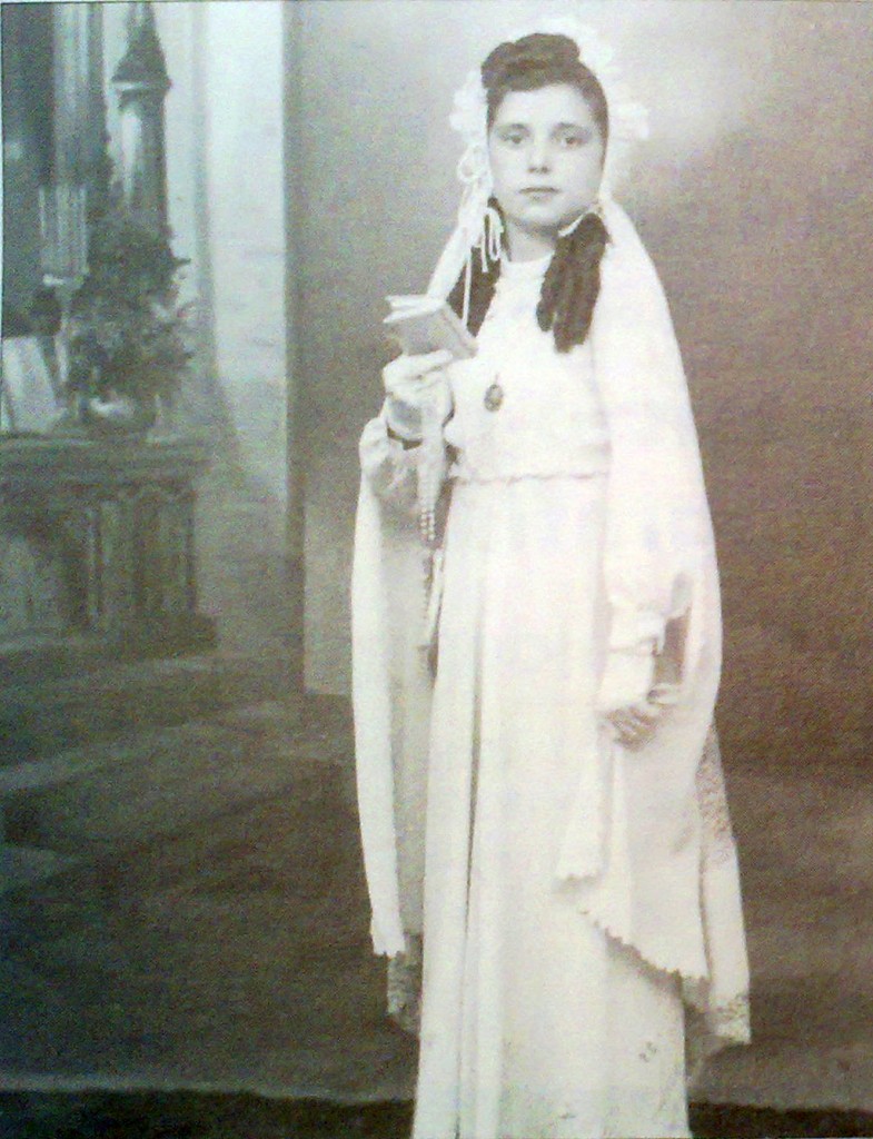 Carmen Mollá el día de su primera comunión, año 1939.