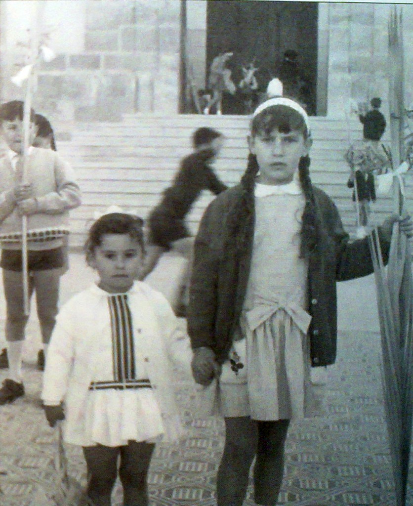 Día de las palmas, abril de 1965. Paqui y Carmen en la puerta de San Bartolomé