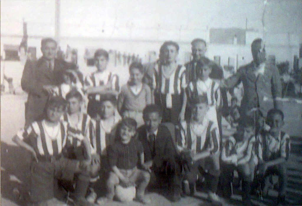 Alumnos y profesores de Miguel Primo de Rivera durante un partido jugado en el colegio Padre Manjón