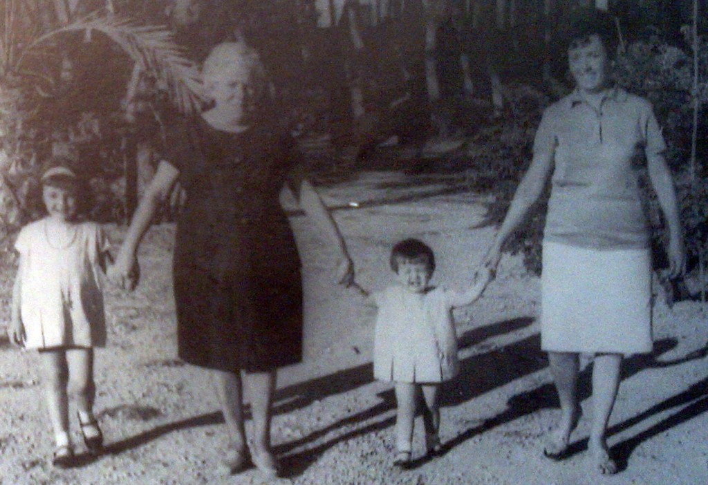 Remedios Valla, su hija Anita y las nietas Ani y Reme. Septiembre de 1963.