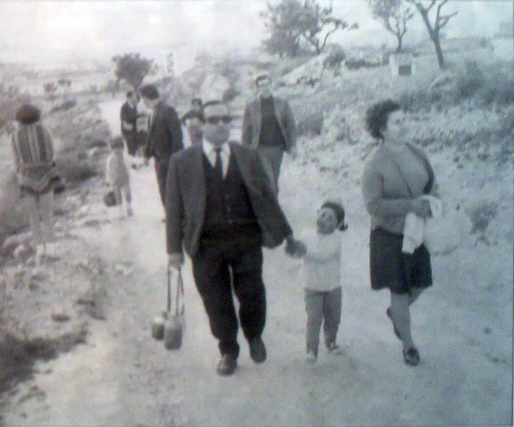 Joaquín, Dori y Paquita. Año 1967. Camino de la horteta
