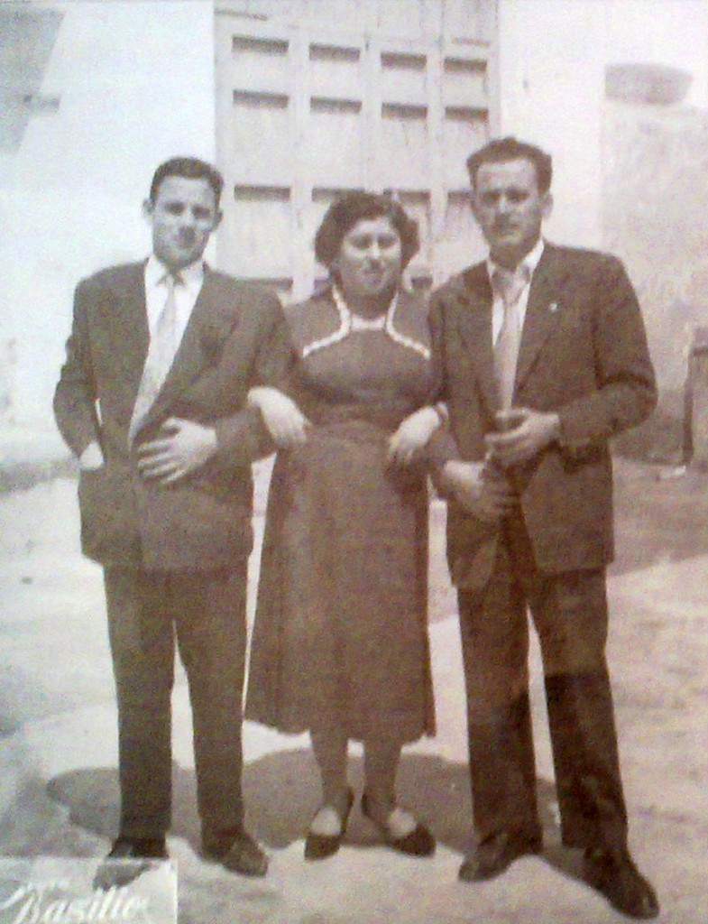 Juanito, Redondo y Virtudes en abril de 1957 en el patio de cine de verano.