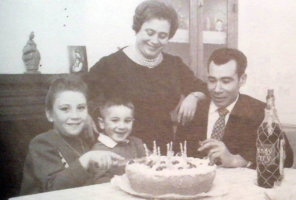 Fiesta de cumpleaños. Año 1966. En la imagen, Pepita, Martín, Mª Ángeles y Martín.