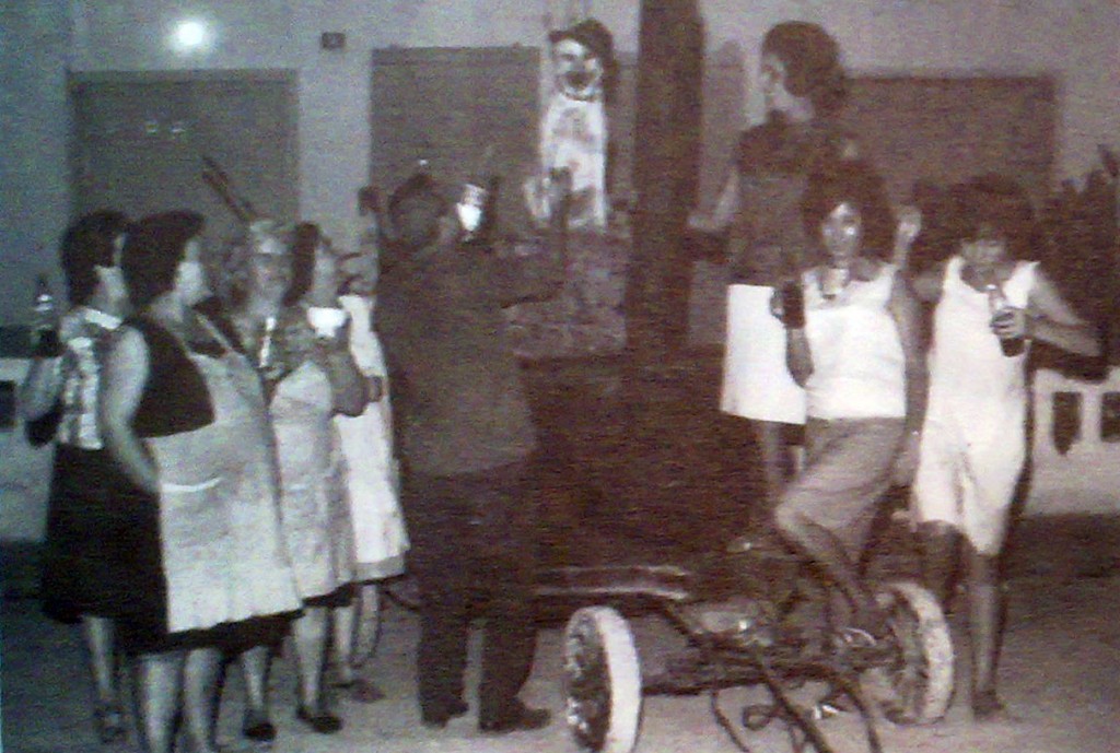 Vecinos de la calle la Huerta. Año 1966. Entre otros Maruja, Adela y Dionisio.