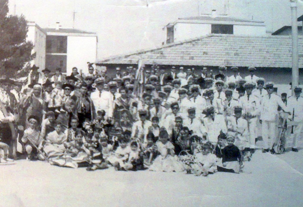 La banda de música de Torralba de Calatrava que acompaña a la Comparsa de Labradores. Año 1966