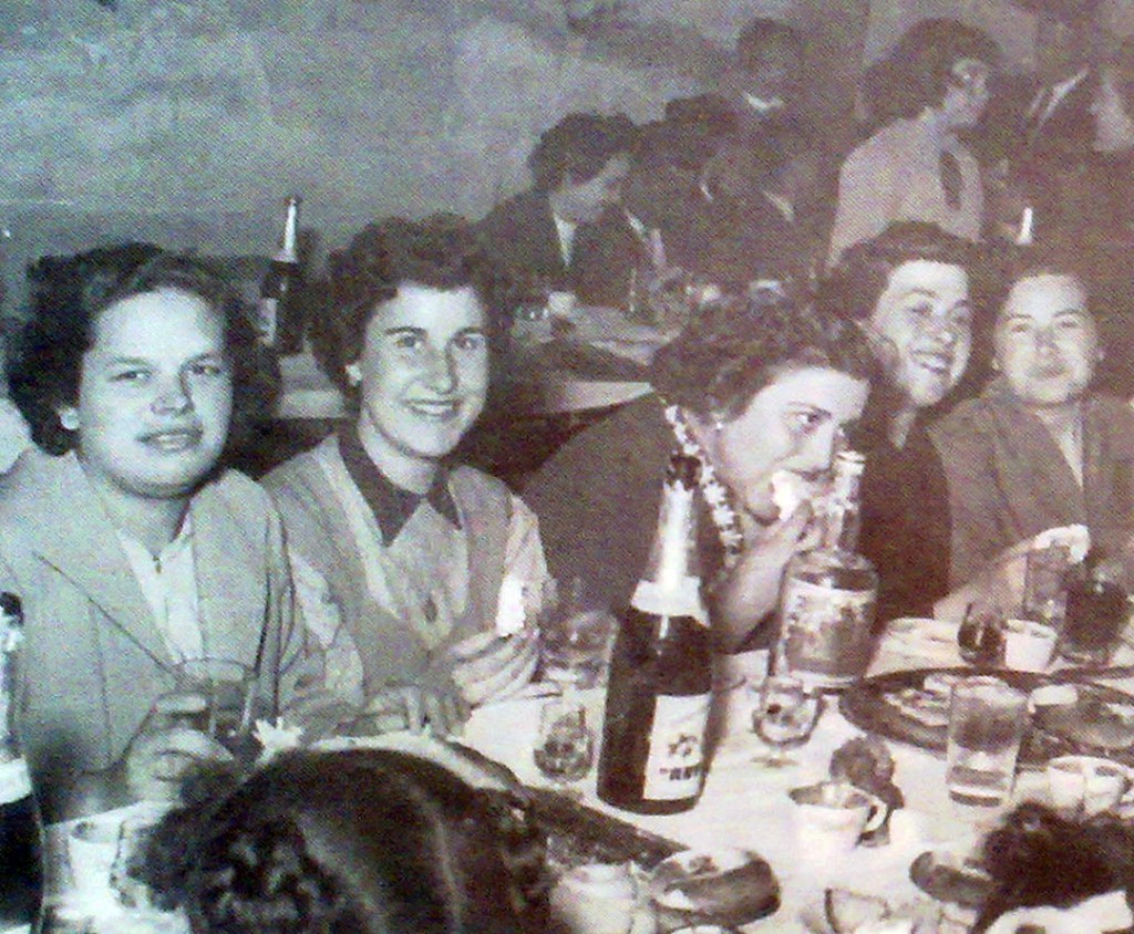 Abril de 1956 En la imagen Conchi Paquita Virtudes Milagros y Fina durante la celebracion