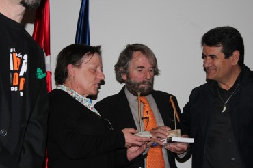 Aurora Pérez Moneo, Cesar Pérez de Tudela y Juan Manuel Maestre Carbonell reciben los tres primeros piolets solidarios de la AEAC