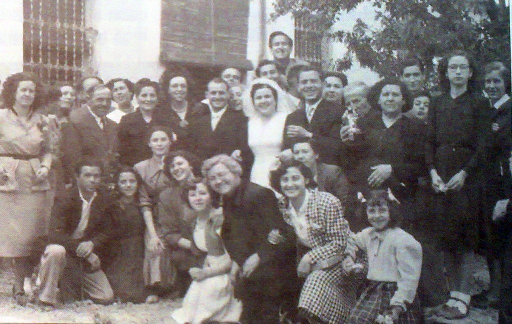 Boda de Pacual Soler y Josefa Leal Mayo de 1952 En la imagen posando con un grupo de familiares y amigos