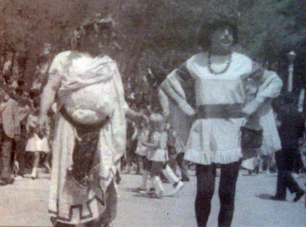 Campana y Juanito desfilando con la chusma en el año 1972