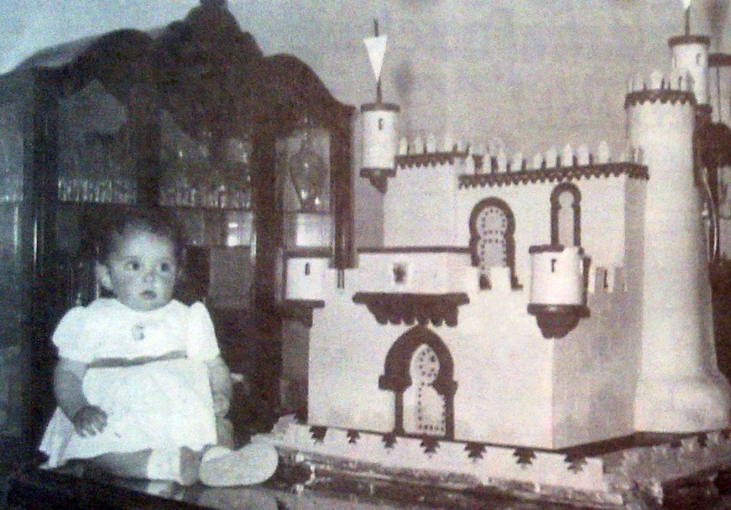 Luis Montesinos Corpus al lado de un pastel que representa al castillo de fiestas Junio de 1960