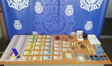 Los agentes incautaron 200.000 euros en efectivo además de joyas y otros objetos de valor.