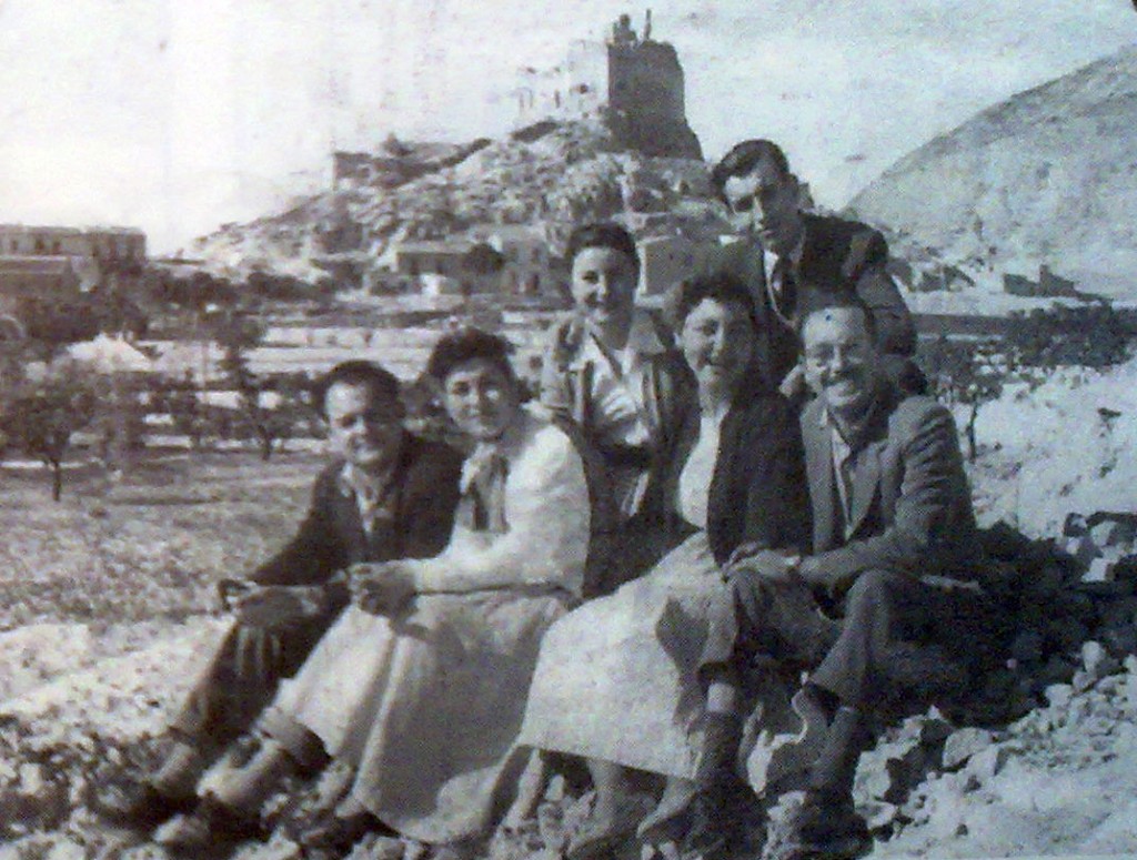 Día de Pascua. Año 1956. Rosendo, Maruja, Vicenta, Alfonso, Charo y Marcelo.