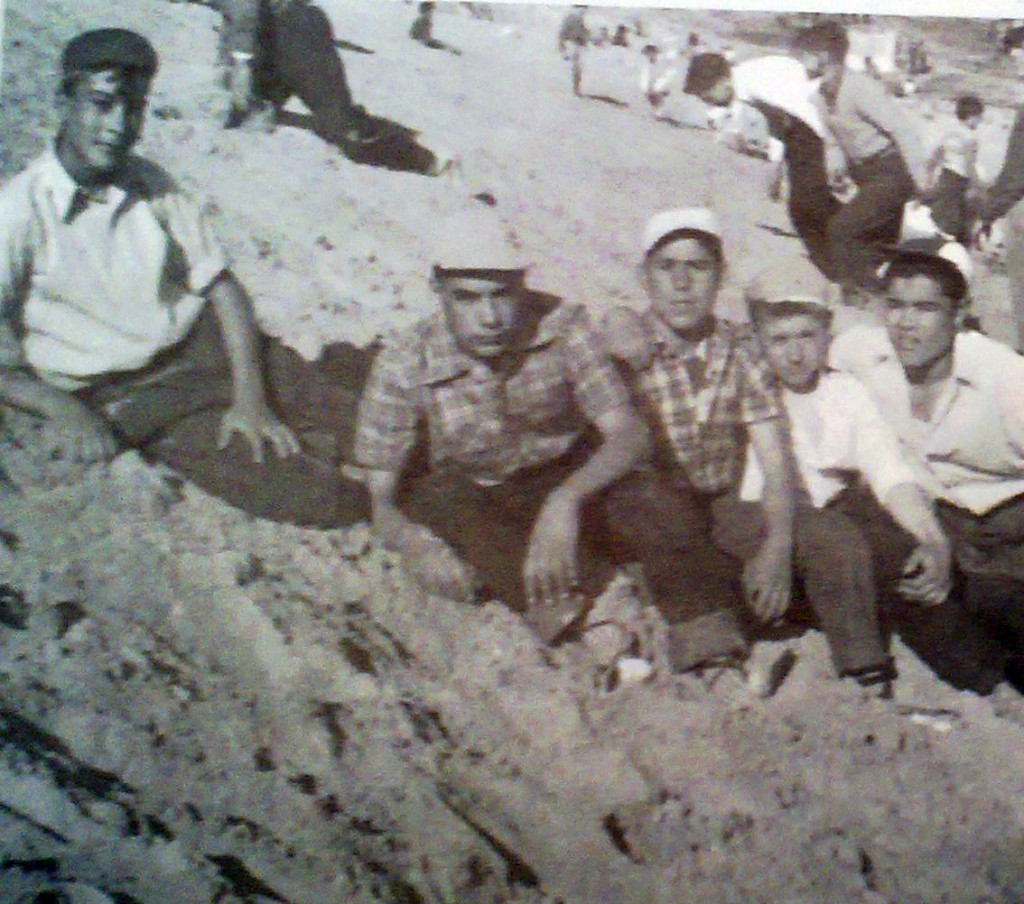 Grupo de "moneros" en el Arenal. Pascuas del año 1959
