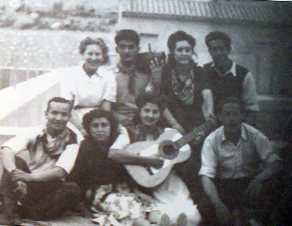 Año 1950. Grupo de amigos posando un día de Pascua al lado de la balsa de Ferrusa