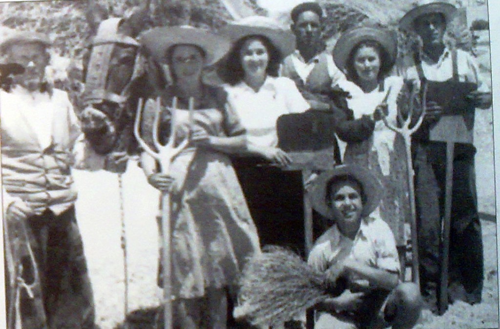 Año 1948. Tío Quico el de la era, Adela, Lola, Pep, Carolina, Joaquín (Manga) y Vicente Caboli.