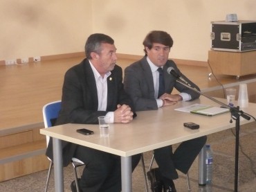 El Alcalde de Petrer, Pascual Díaz, junto con el Delegado del Consell Juan de Dios 