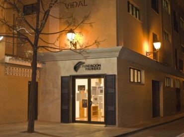 La Fundación Paurides está situada en la calle Cardenal Cisneros número 1 de Elda.
