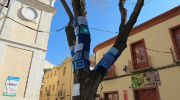 Árbol decorado en la Plaça de Baix con ganchillos azules. Según la concejala, Pepa Villaplana, es uno de los principales reclamos para los turistas que tiene la ciudad: "está generando mucha expectación".