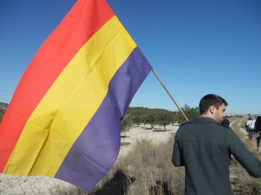 Javier Martínez con una bandera republicana