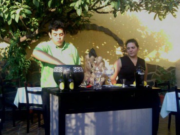 José Manuel tiene su rincón especial en la Brasería Juan Manuel para preparar sus famosos gintonics.