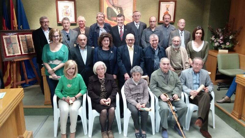 Imagen de los concejales y familiares de los fallecidos de aquella primera corporación municipal.