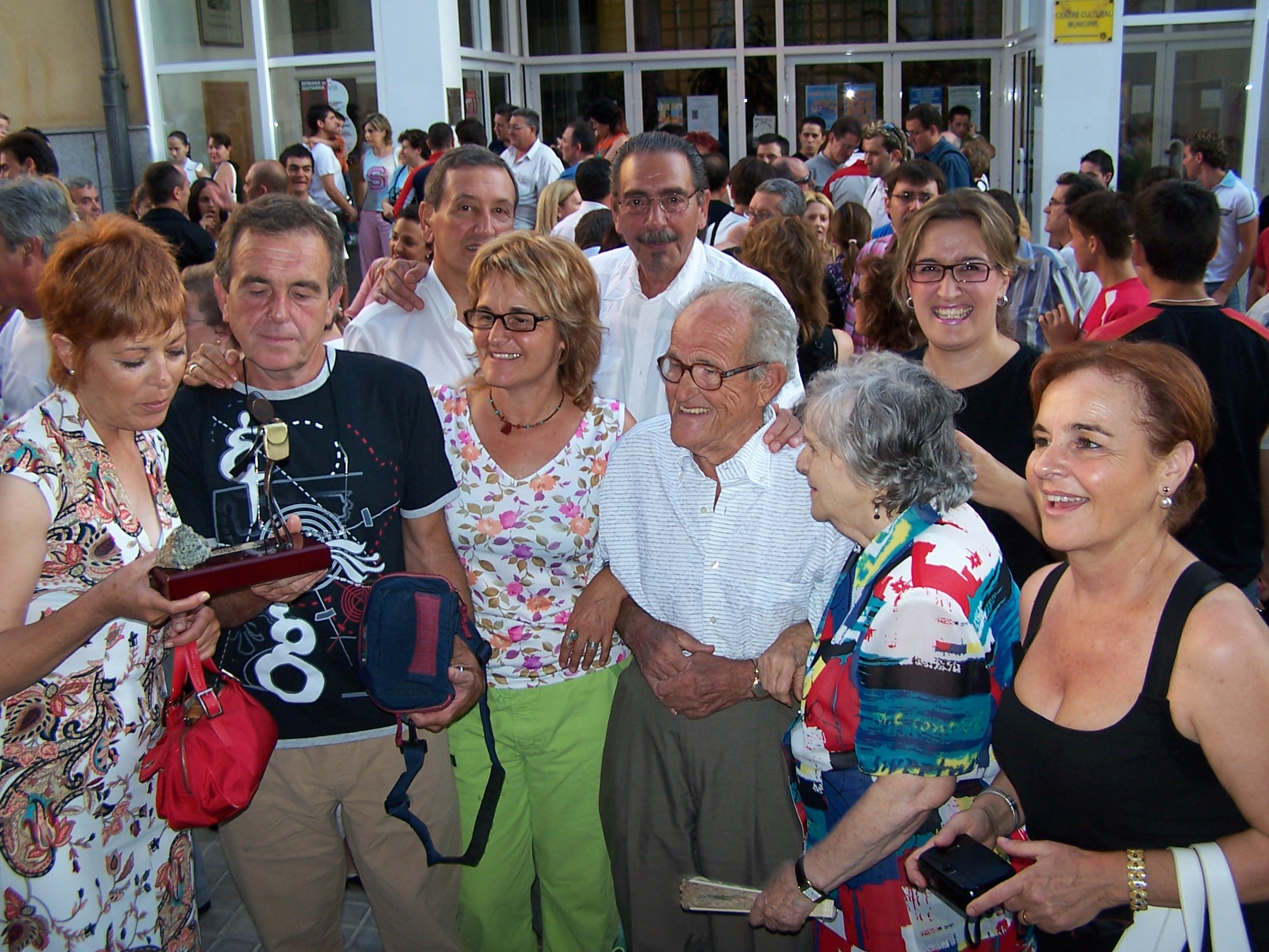 Helios rodeado de su familia cuando recibió el trofeo "Leyenda del deporte" de El Carrer.