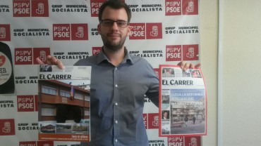  Portillo posa con portadas de El Carrer con las promesas de 2008  y 2011