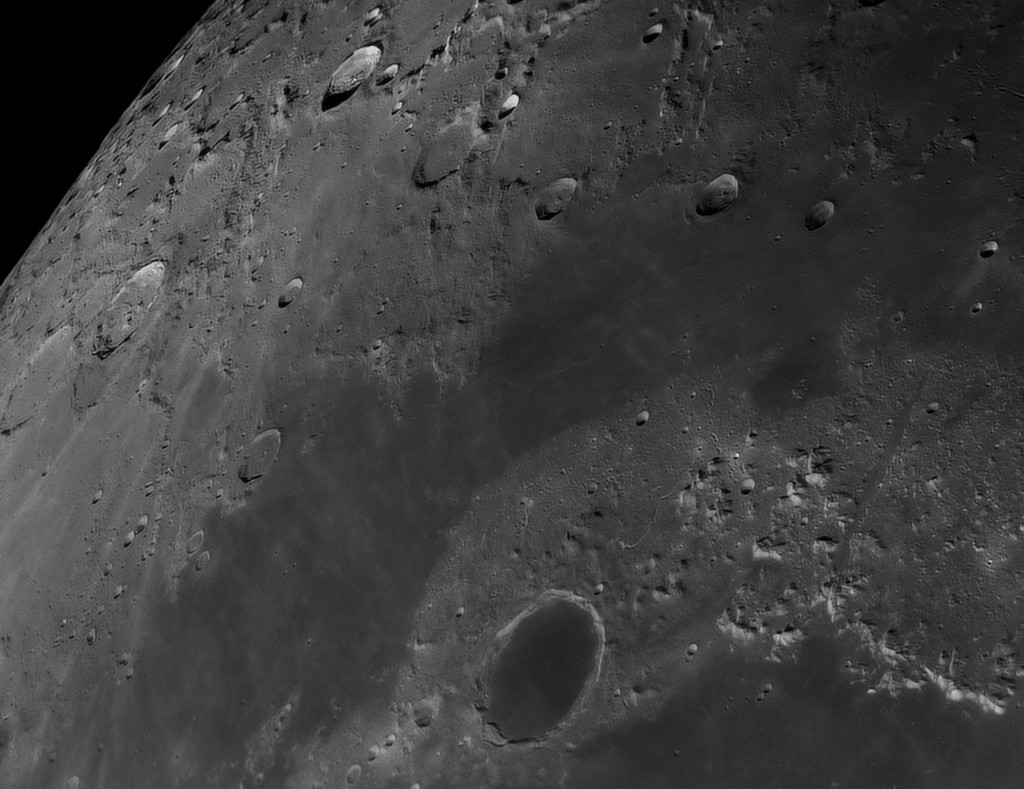 Cráter Platón, circular y oscuro (al sur)
