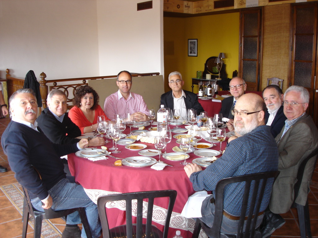 Mari Carmen compartiendo mesa con cronistas de la zona en una jornada de convivencia promovida por el eldense Francis Valero.