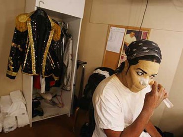 Henry, durante el proceso de maquillaje que lo convierte en Michael Jackson. Fuente: El nuevo día.