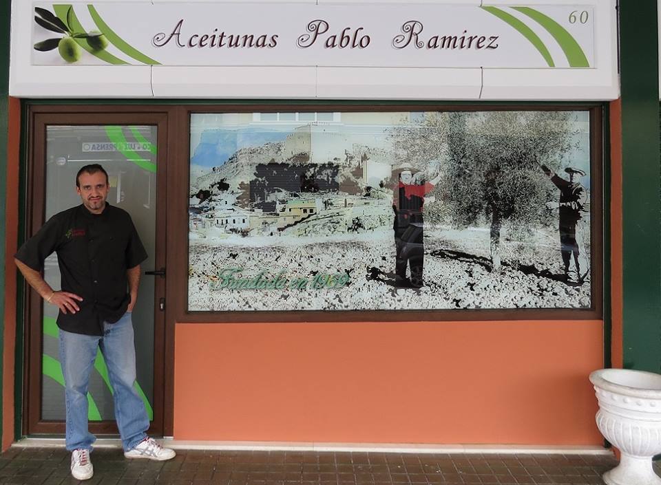 Este mural en la parte trasera del puesto es un homenaje a la labor tradicional de los padres de Pablo Ramírez.
