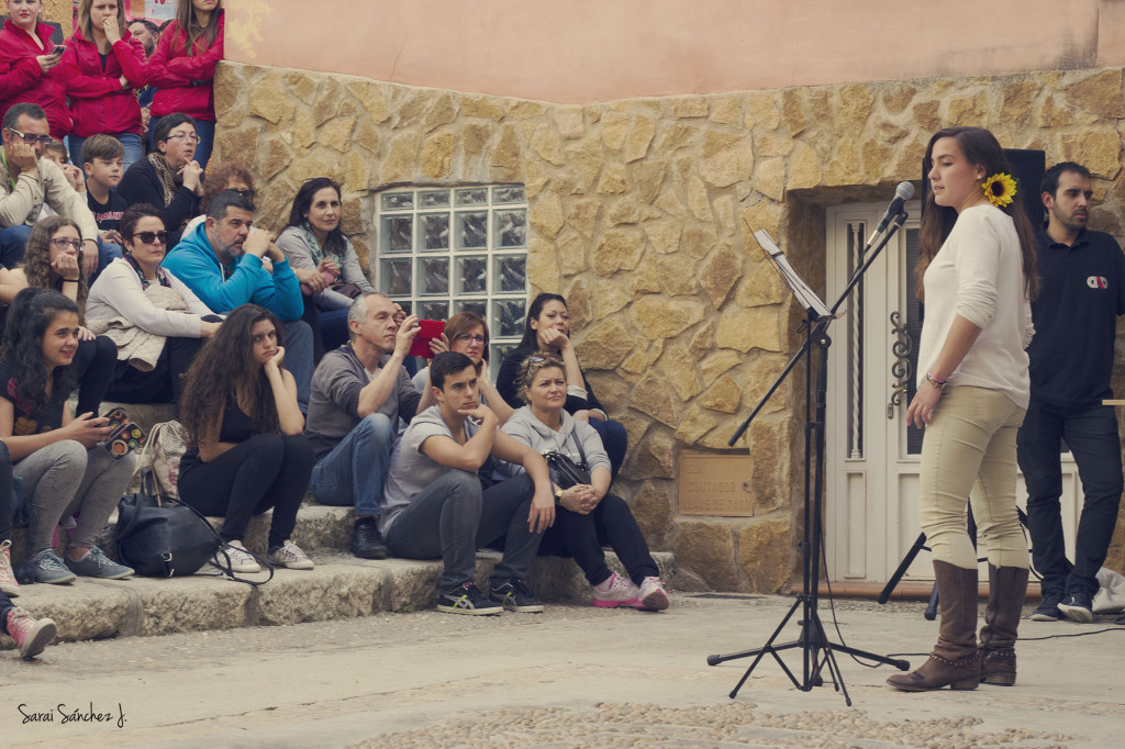 Los alumnos del I.E.S. Azorín recitaron poesías en la plaza Birbe Frare.
