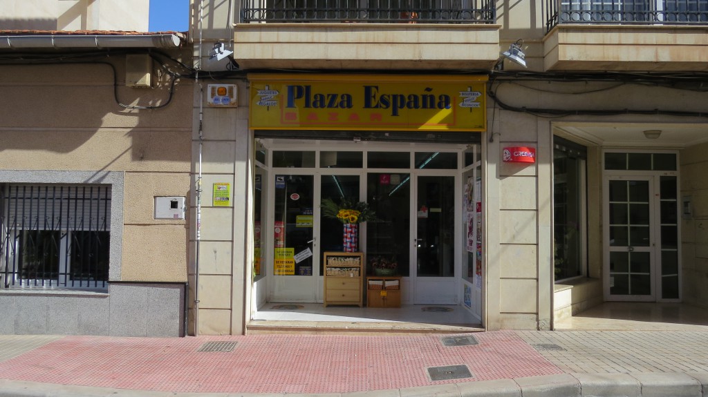 Bazar Plaza España, junto a la conocida plaza petrerina.