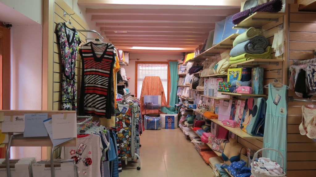 Pijamas, lencería, ropa para el hogar y mucho más en la calle Prim de Petrer.