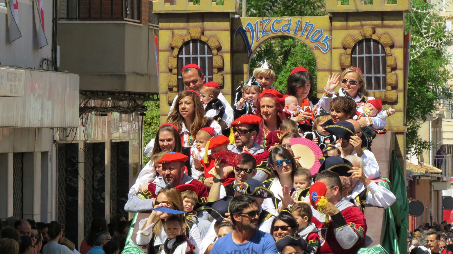 Los festeros benjamines protagonizaron el primer desfile de las fiestas.